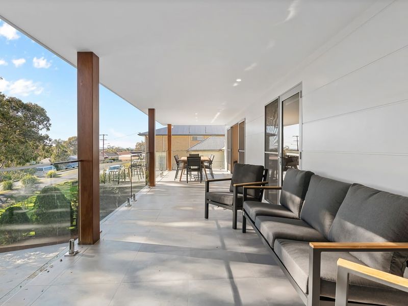 Perfect Beachhouse Lakes Surf at your Feet