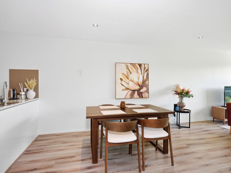 Dining table for 4 guests