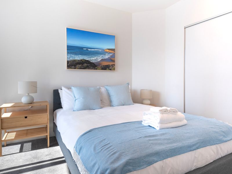 Master Bedroom, queen bed