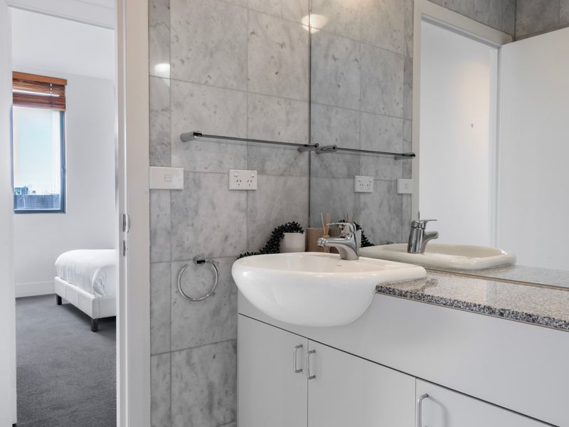 Main bathroom with a clean and functional layout