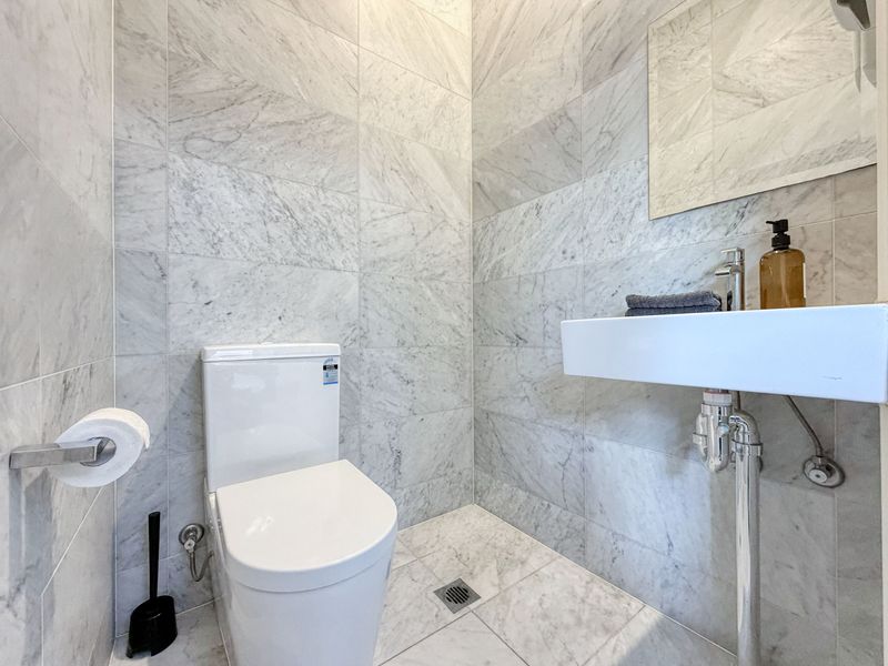 Full Bathroom 2 