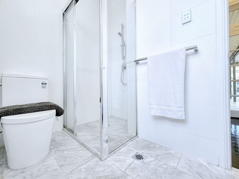 Full Bathroom 3 