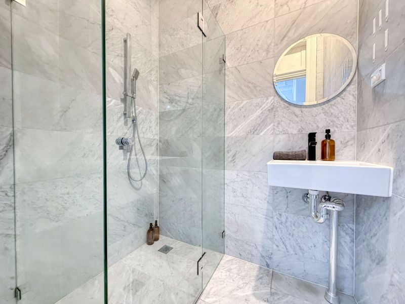 Full Bathroom 2 