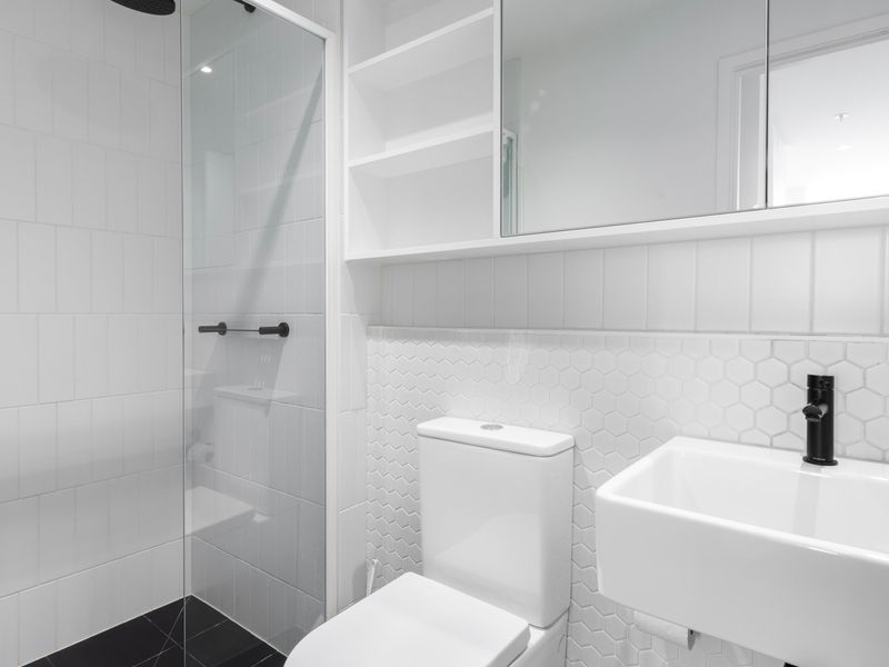 Modern main bathroom with shower and fresh towels provided