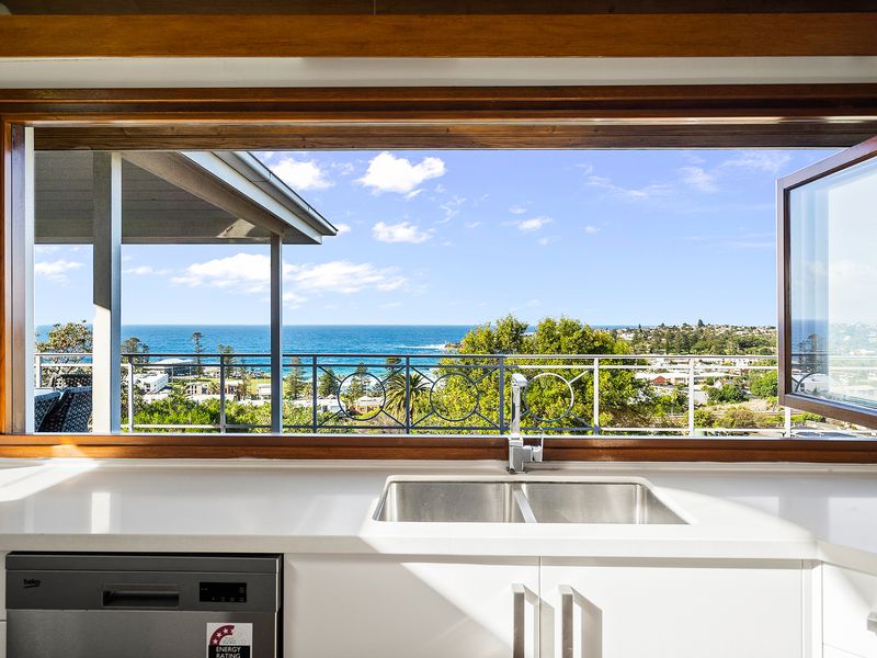 A light-filled kitchen with uninterrupted ocean views.