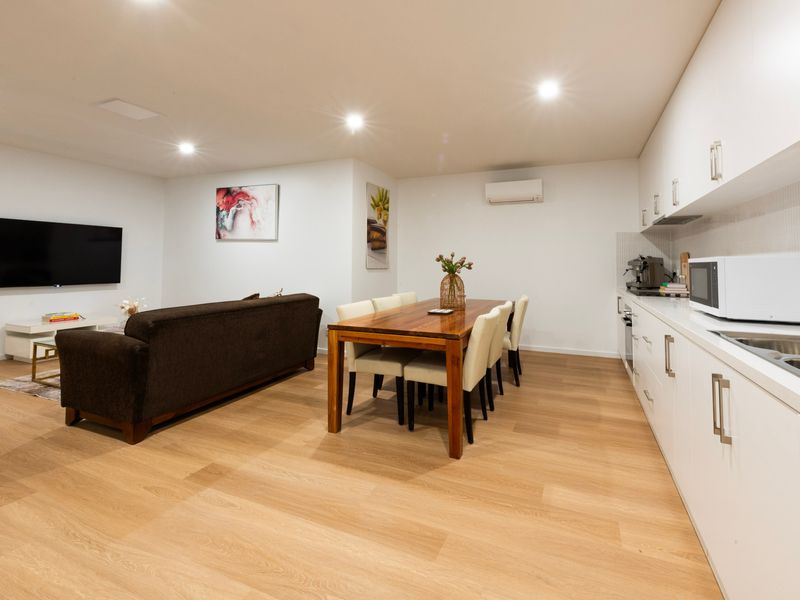 connecting the apartment’s spaces with a simple and practical flow.