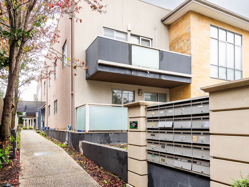 Well-located apartment within a secure residential complex offering convenient access.