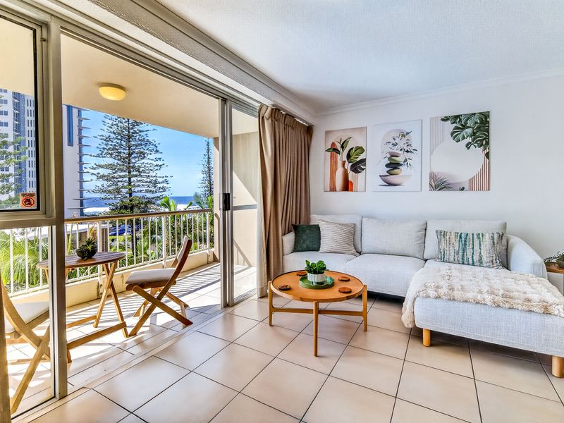 Ocean breeze meets open living, Your lounge area
