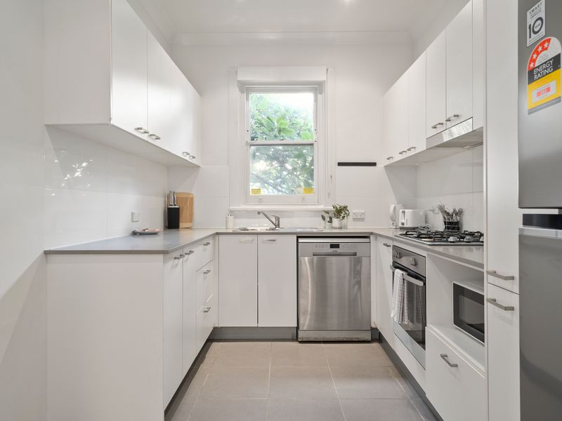 Bright and airy chef's corner, perfectly designed for both everyday meals and entertaining.