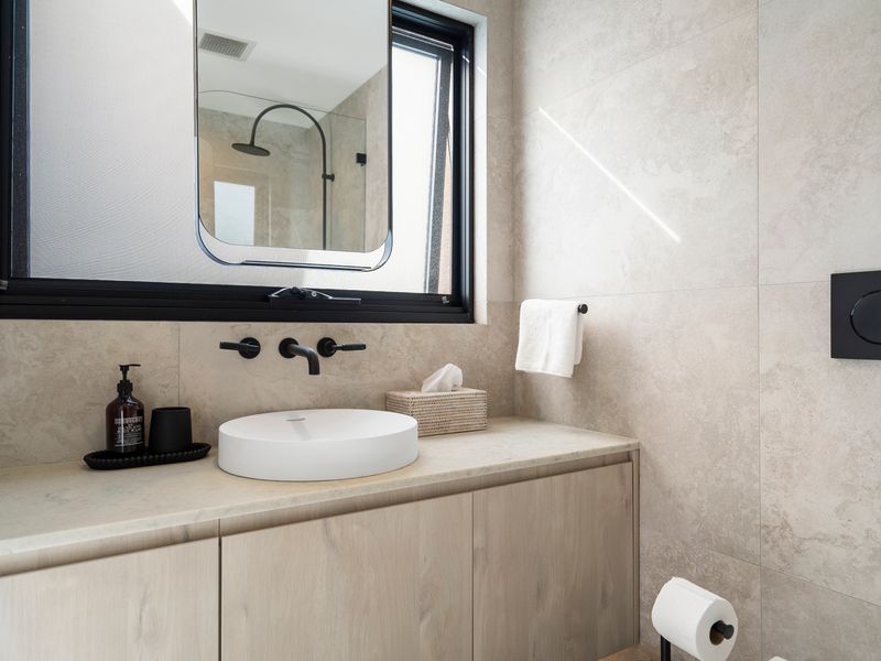 Ensuite bathroom with vanity