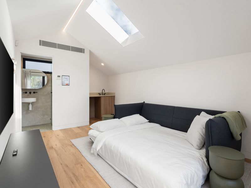 Loft area – Additional sleeping space with sofa bed, ideal for extra guests or flexible bedding arrangements