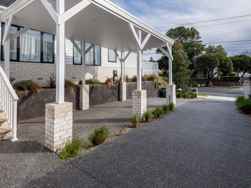 The property is located within a quiet and well-maintained residential complex.