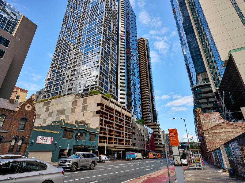 The impressive high-rise offers a prime location in the centre of the city.