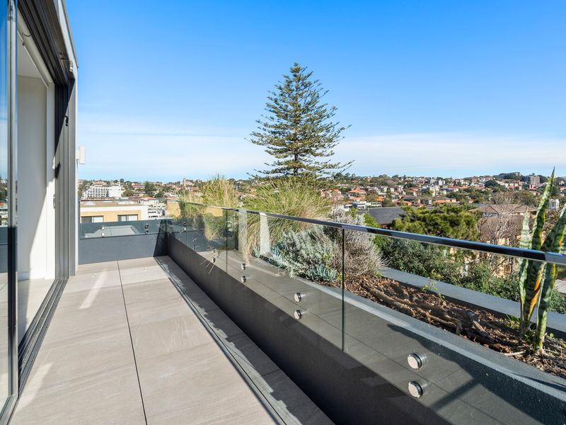 Step onto the expansive terrace and enjoy uninterrupted skyline and ocean outlooks.