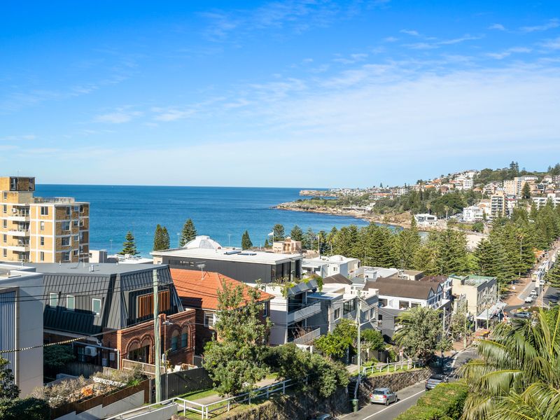 Enjoy sweeping coastal vistas stretching across the shoreline and surrounding neighbourhood.
