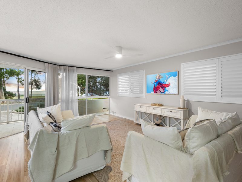 Relaxed living with views towards the balcony