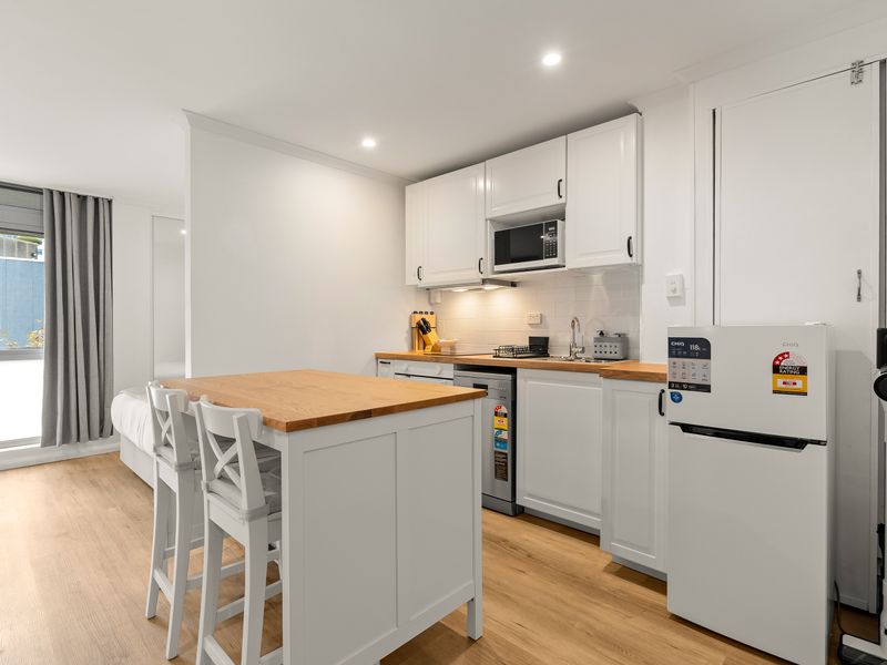 Fully equipped kitchen with breakfast bar for easy meals.