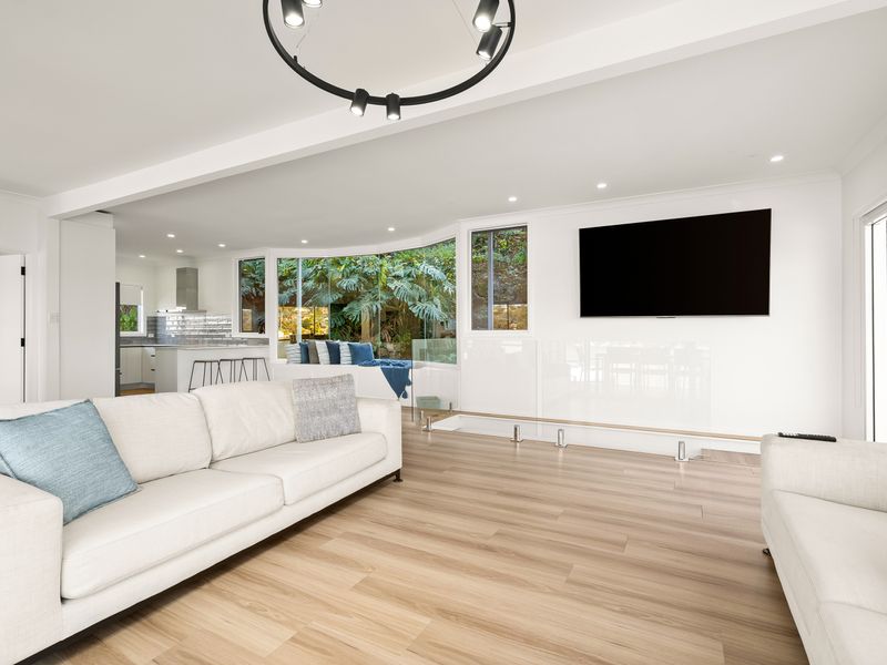 Relaxed living with views from every angle