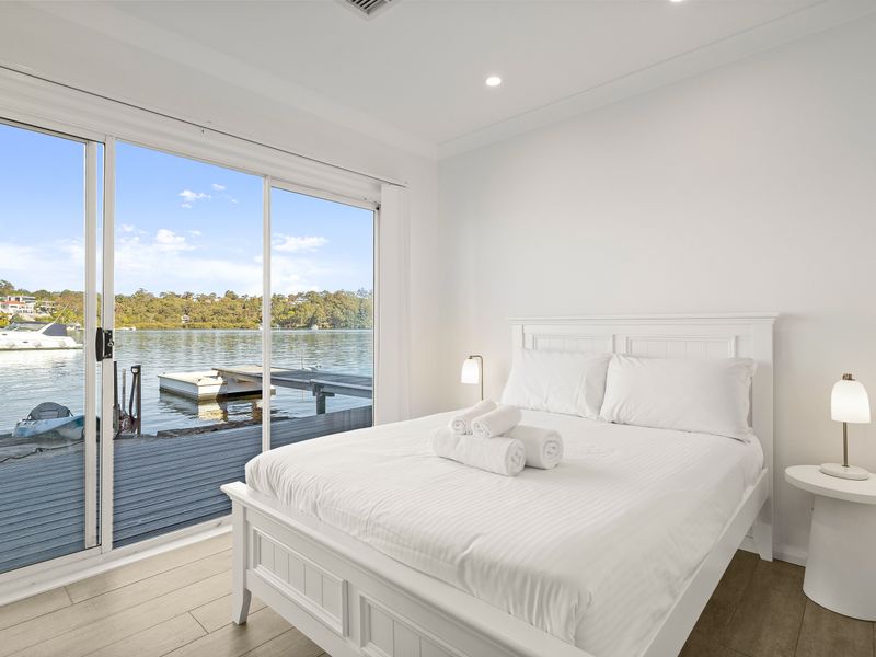 A peaceful retreat overlooking the water