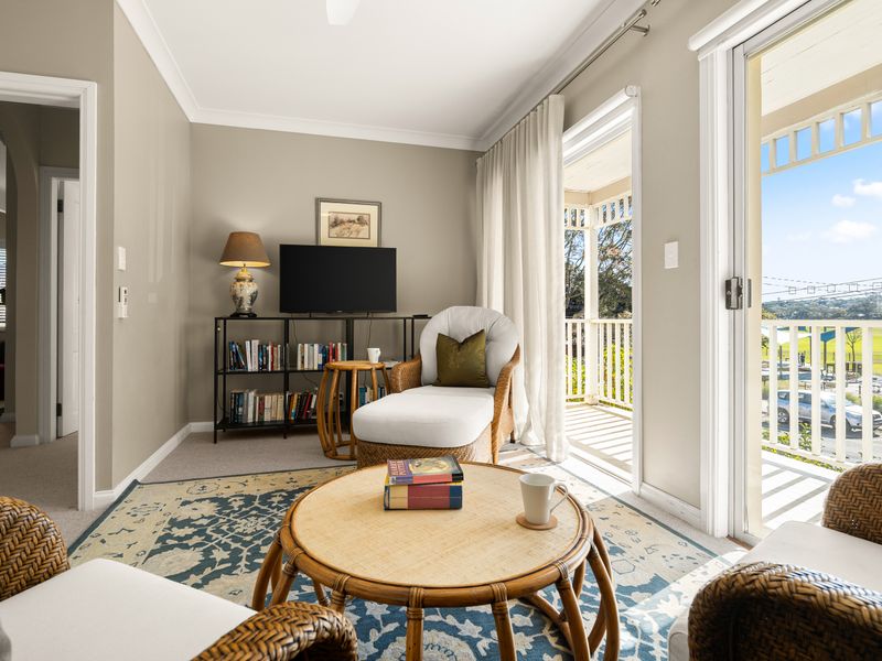Light-filled lounge with direct access to the balcony.