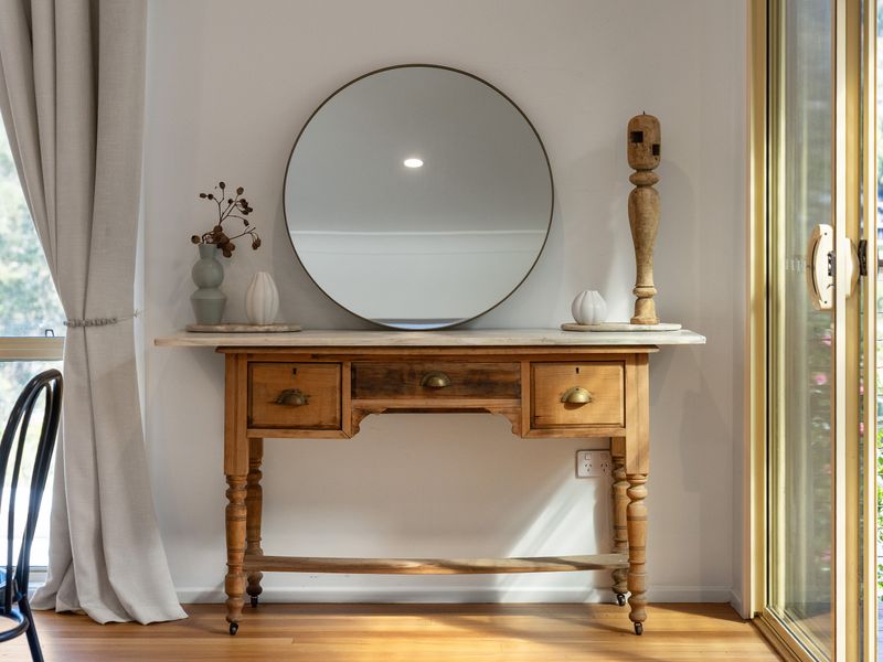 Welcoming interiors with warm, coastal-inspired touches
