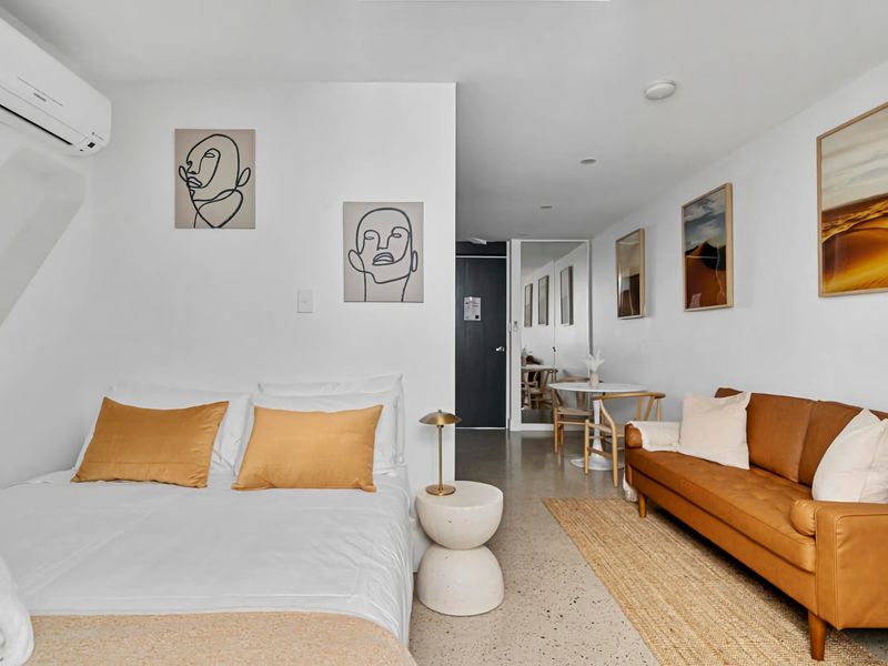 Modern Studio Retreat in Crown St with AirCon