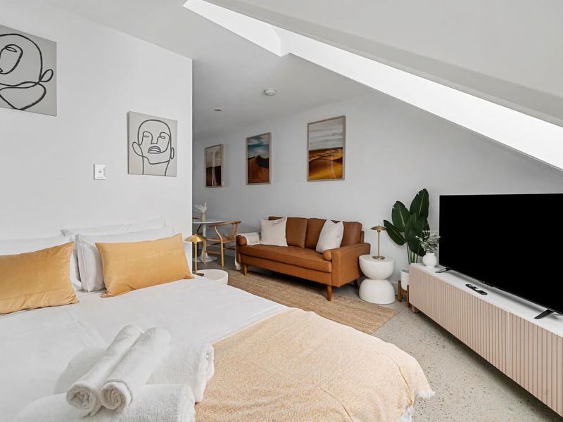 Modern Studio Retreat in Crown St with AirCon