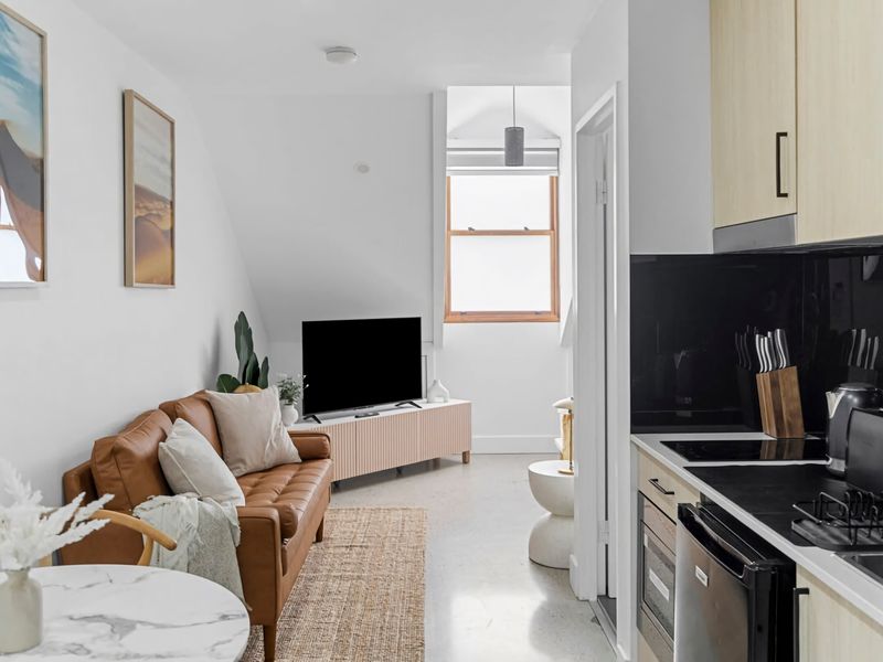 Modern Studio Retreat in Crown St with AirCon
