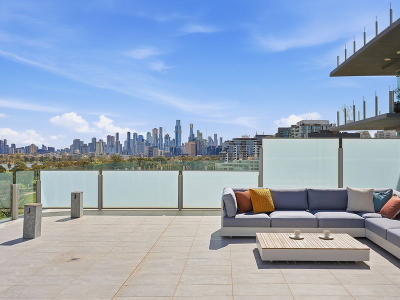 Private terrace lounge with uninterrupted skyline views.