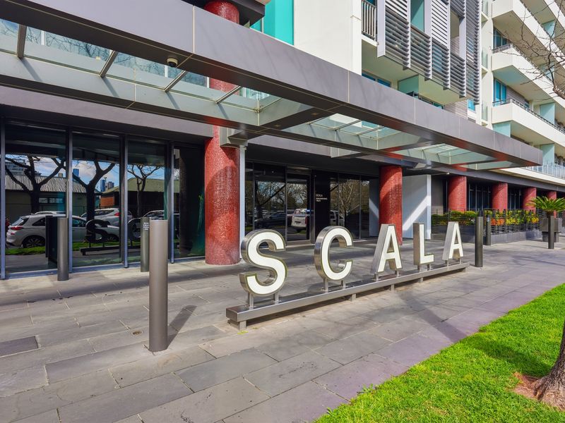 Exterior entrance of the building featuring the "Scala" signage.