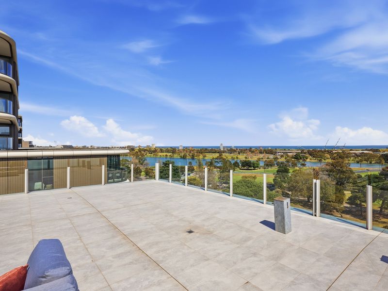 Spacious rooftop terrace offering spectacular city and parkland views.