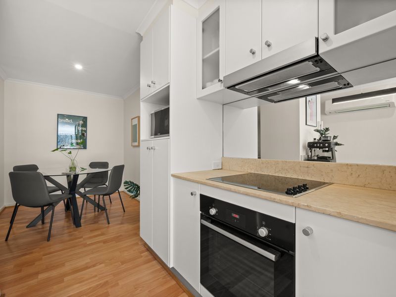 Well-equipped kitchen with oven, cooktop and generous preparation space.