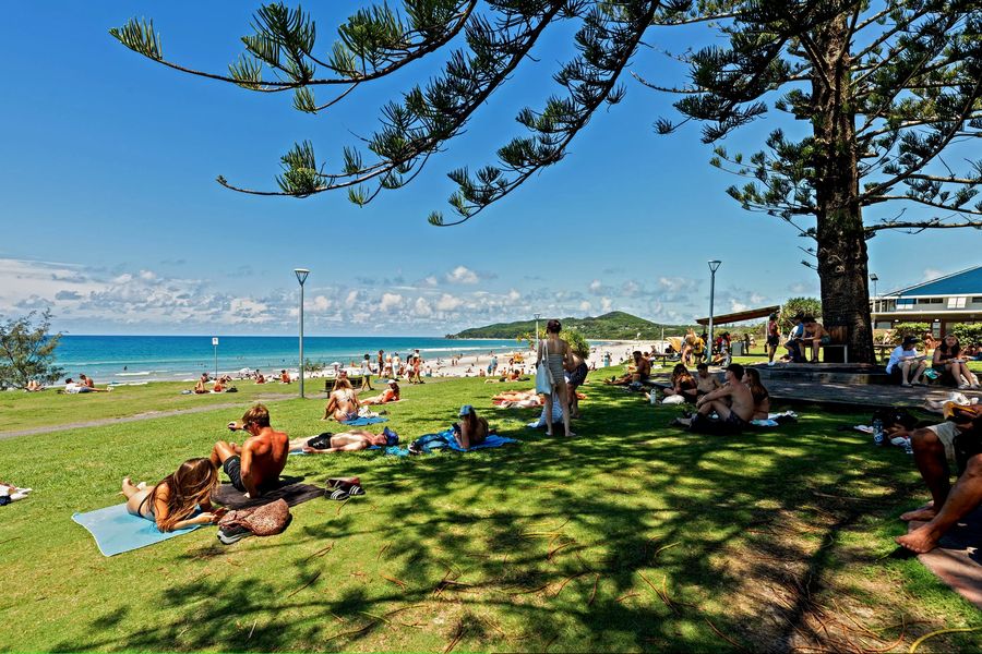 The park and the sand at Main Beach