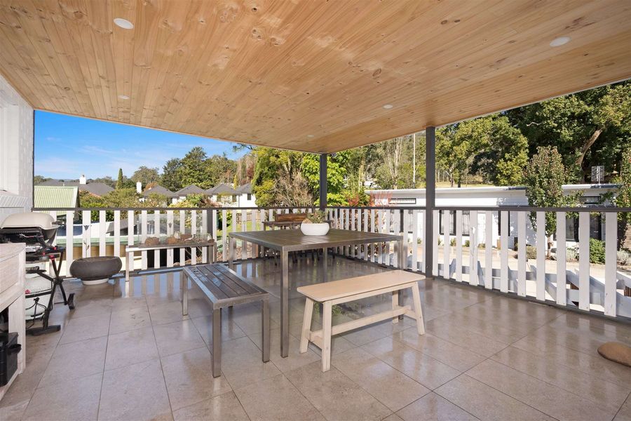 Myrtle Tree Lodge Leaves, Kangaroo Valley