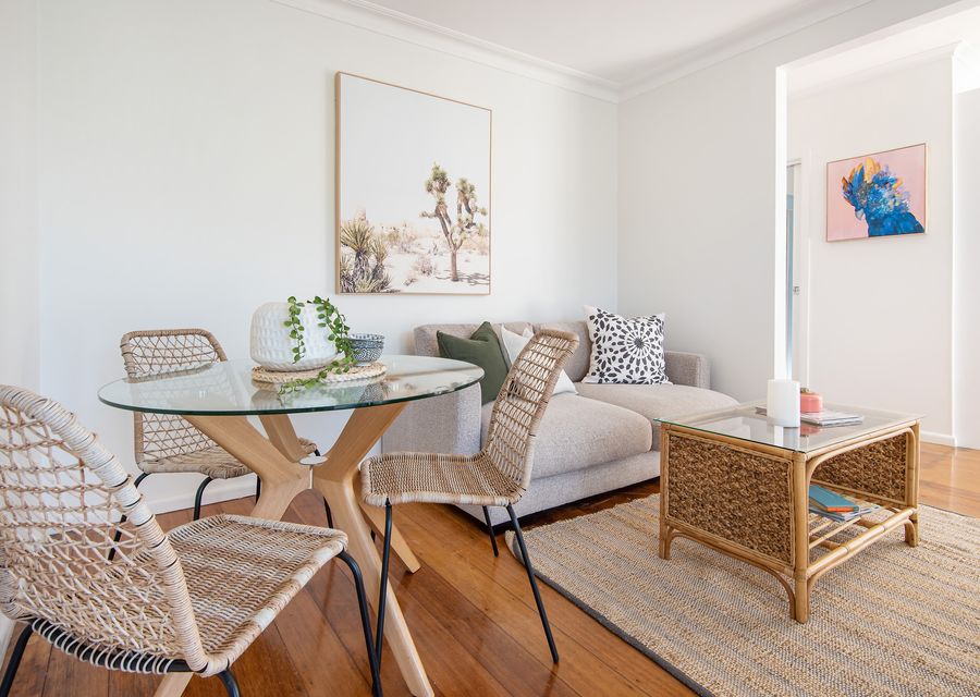 There is dining for 4