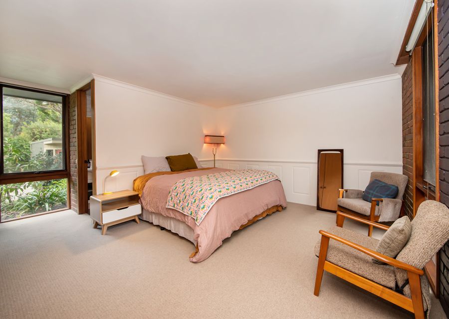 Bedroom with queen bed 
