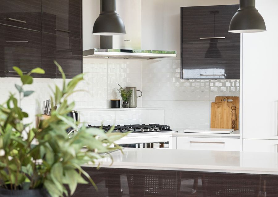Family dinners made easy in this beautiful modern kitchen 