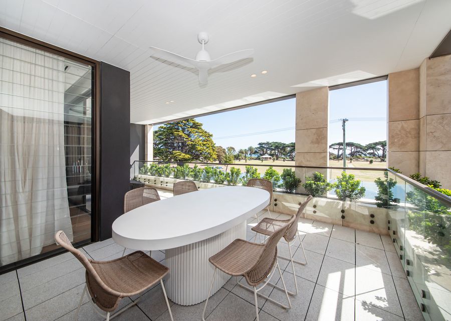 Balcony Dining with Seating for 6