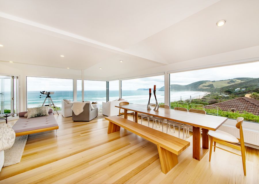 Dining for 8, comfy seating and the most incredible views!