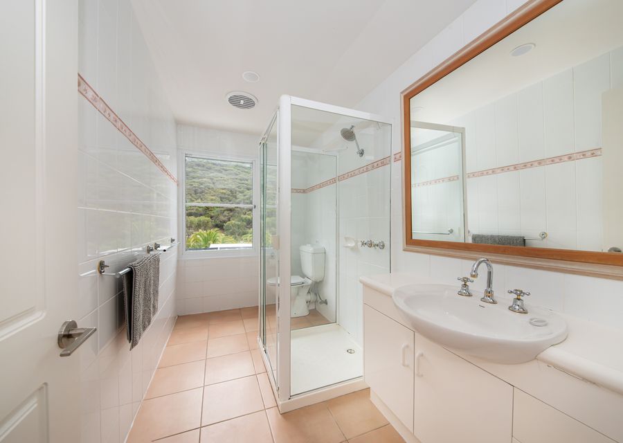 Upstairs ensuite/bathroom