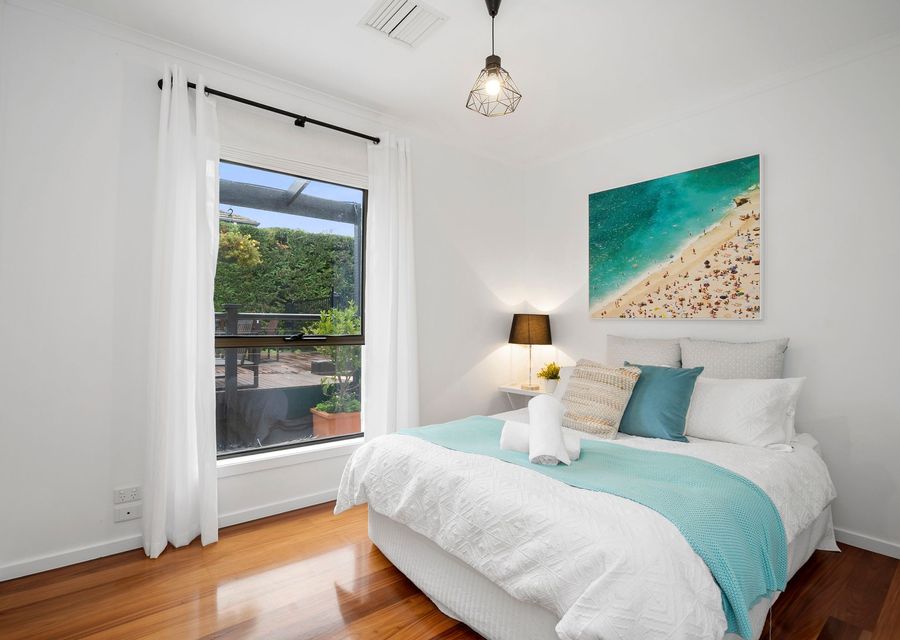 Queen bed bedroom
