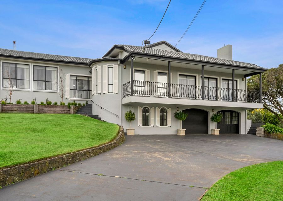 100 metres to the shops and cafes.  Plenty of parking 