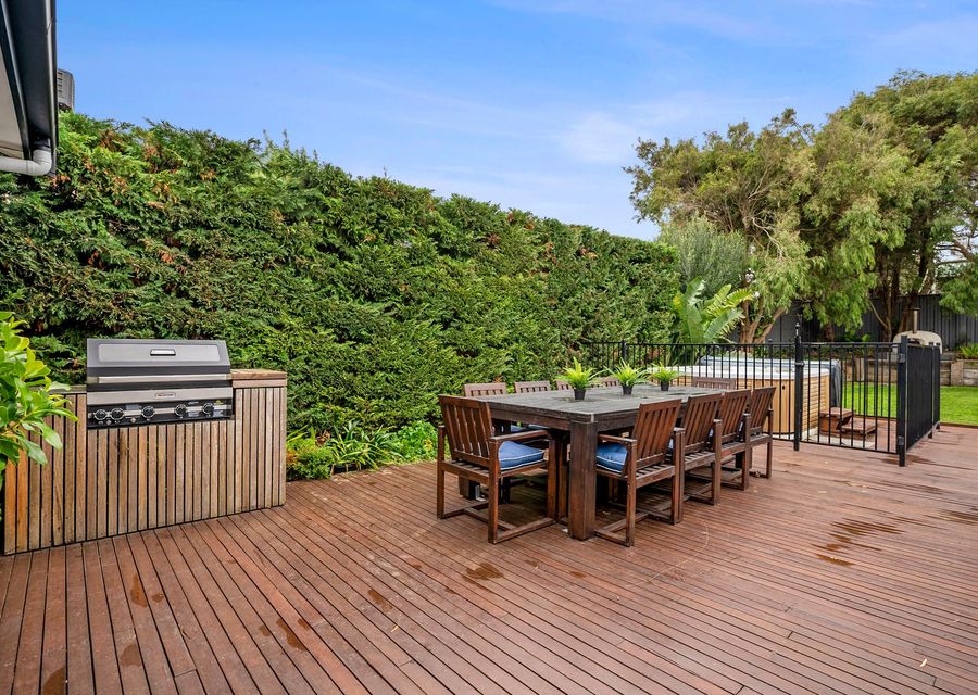 Outdoor entertainment, spa and pizza oven 