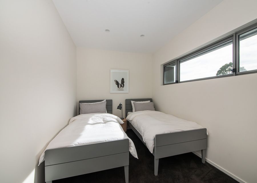 Single bed bedroom 