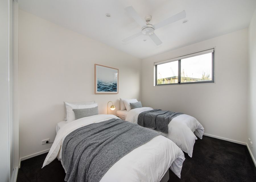 Single bed bedroom 
