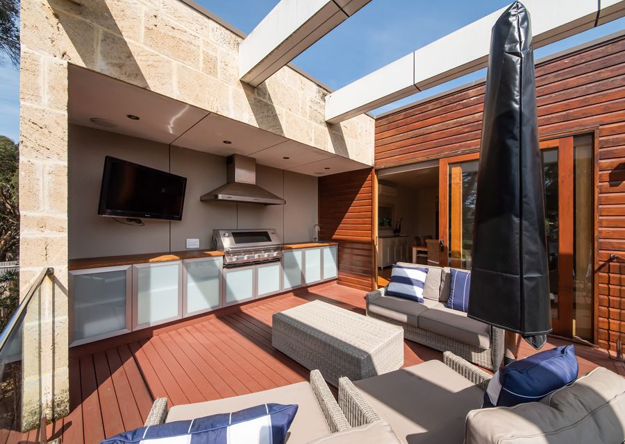 Upstaits balcony with outdoor kitchen 