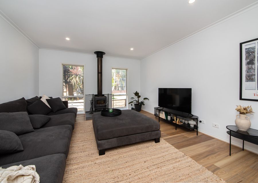 Second living (fireplace not in use)