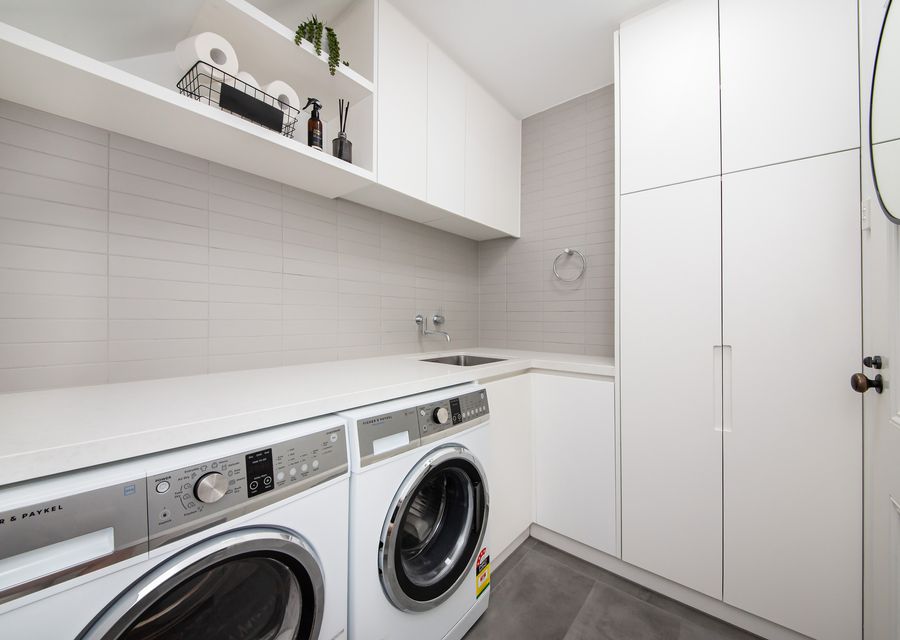 Laundry with washing machine and separate dryer