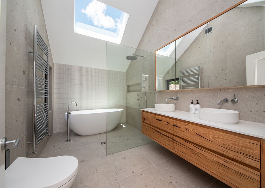 Main bathroom with bath, shower and toilet 