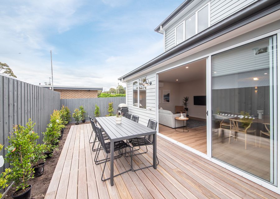 Outdoor dining with seating for 6